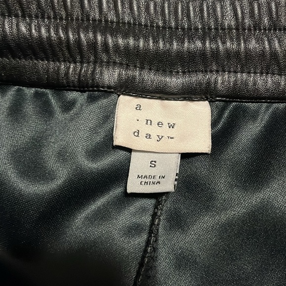 Ladies faux leather joggers. - Picture 6 of 7